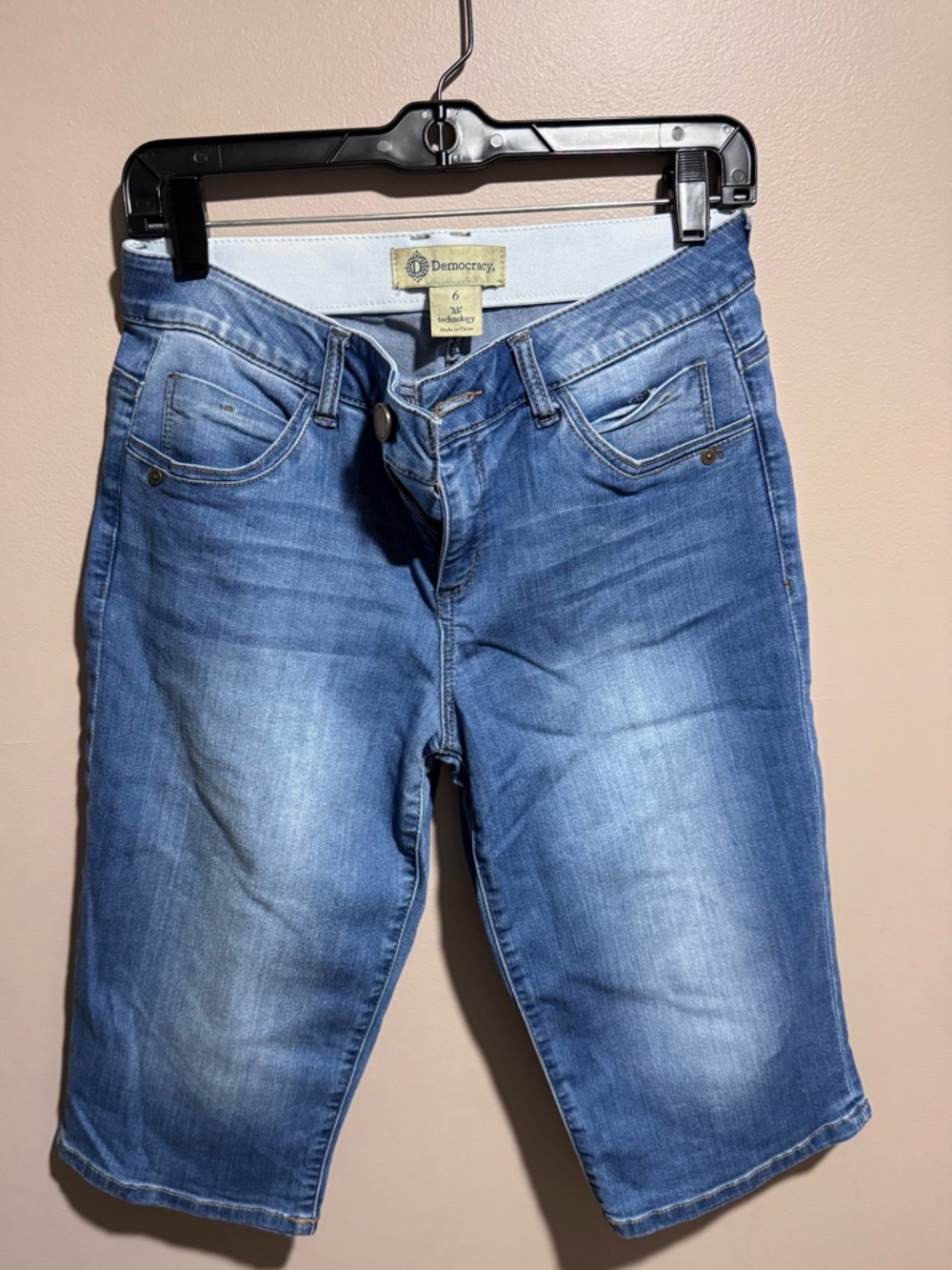 Democracy Bermuda Jean Shorts in Medium Blue Wash Sz 6